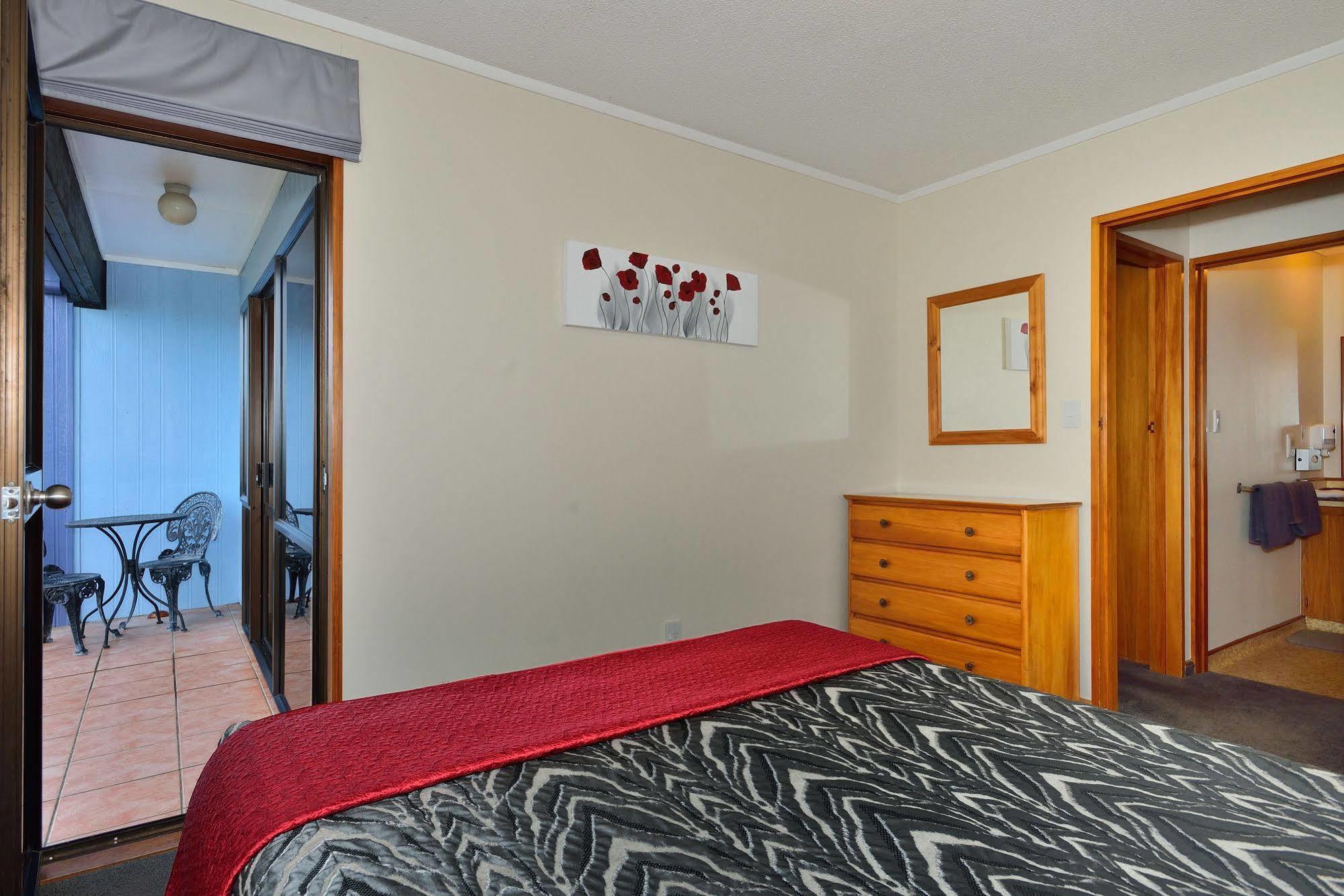 Waikanae Beach Motel Гисборн Экстерьер фото